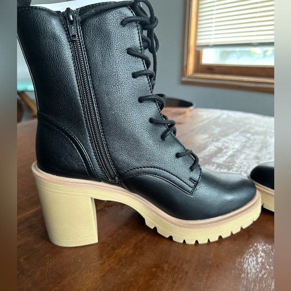 Dolce Vita Black Lugged Combat Boot Size 9.5 - Picture 2 of 6